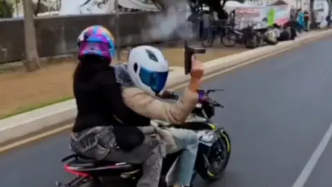 El hombre accionó un arma de fuego mientras avanzaba entre vehículos en una de las vialidades más transitadas de la CDMX. / RS