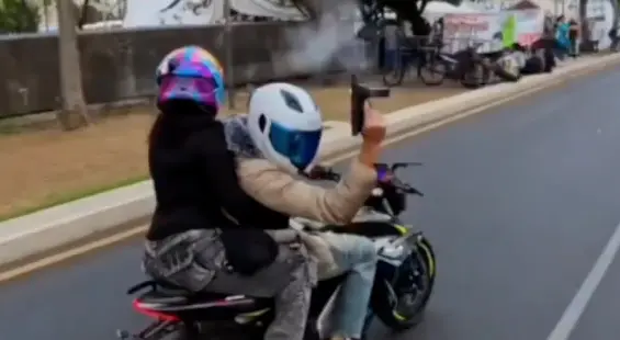 El hombre accionó un arma de fuego mientras avanzaba entre vehículos en una de las vialidades más transitadas de la CDMX. / RS