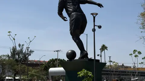 El artista mexicano Alejandro Velasco fue quien realizó la estatua de Pelé | ALFREDO OLIVAREZ