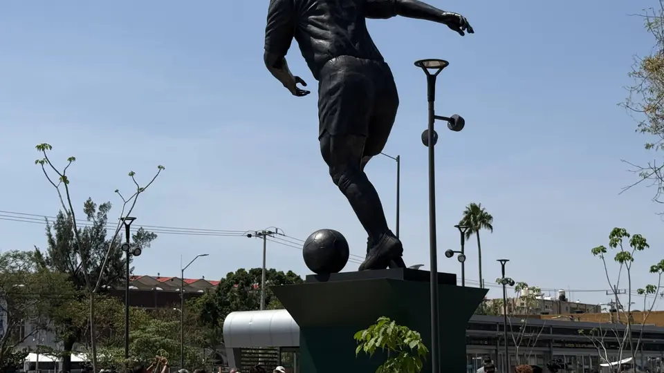 El artista mexicano Alejandro Velasco fue quien realizó la estatua de Pelé | ALFREDO OLIVAREZ