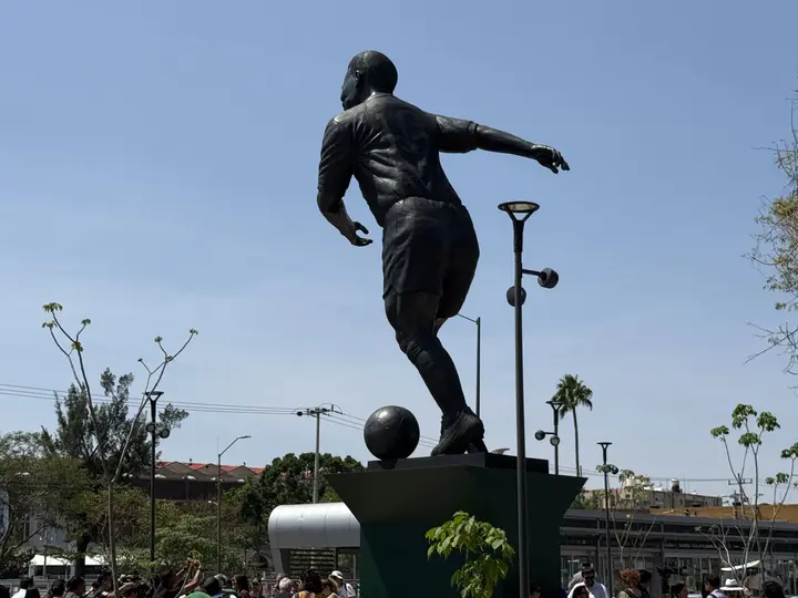 El artista mexicano Alejandro Velasco fue quien realizó la estatua de Pelé | ALFREDO OLIVAREZ