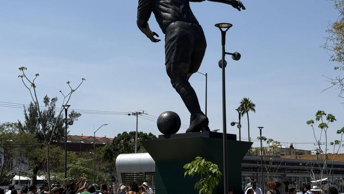 El artista mexicano Alejandro Velasco fue quien realizó la estatua de Pelé | ALFREDO OLIVAREZ