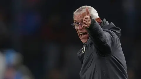 Hector Cuper en su debut con Universitario | AP