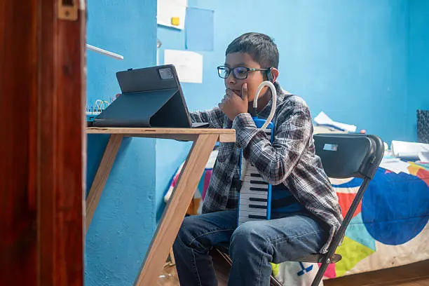 Escuelas cambiarán temporalmente a clases en línea por la alta afluencia que generarán los partidos del Mundial. / iStock
