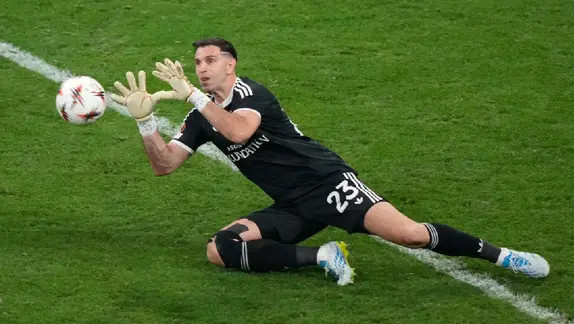¡Dibu de la suerte! El arquero argentino marcha invicto en finales
