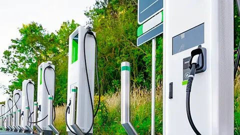 Cargar un auto eléctrico durante la noche o madrugada ayuda a proteger la batería de las altas temperaturas./ Pixabay