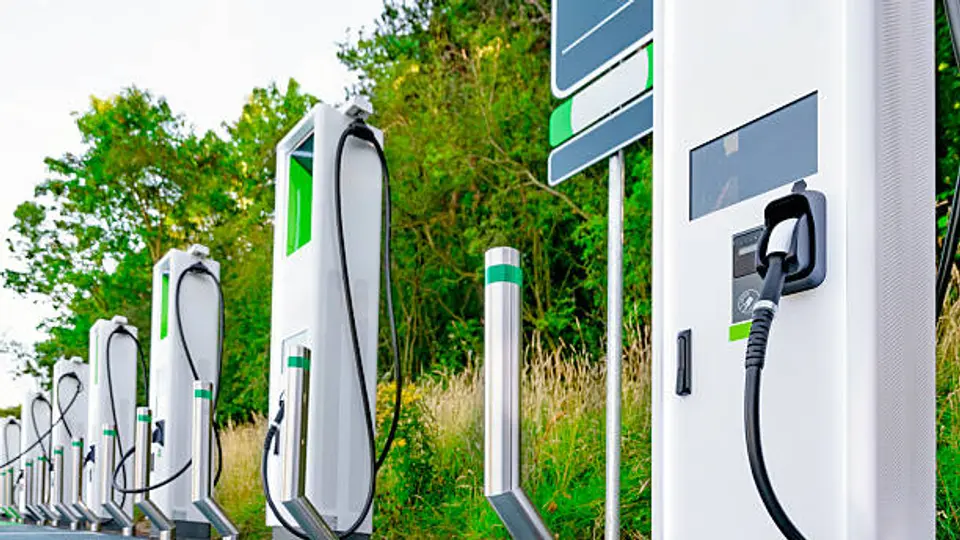 Cargar un auto eléctrico durante la noche o madrugada ayuda a proteger la batería de las altas temperaturas./ Pixabay