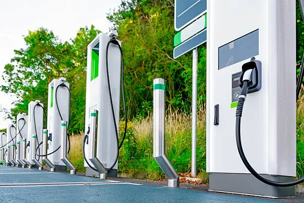 Cargar un auto eléctrico durante la noche o madrugada ayuda a proteger la batería de las altas temperaturas./ Pixabay