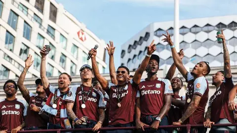 Festejos del Aston Villa en Birmingham | x:@AVFCOfficial