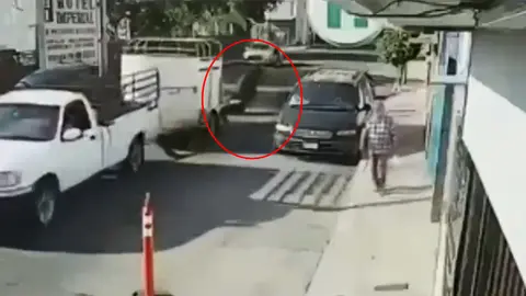 El Toro cayó del remolque donde iba y se fue directo al suelo / Redes Sociales