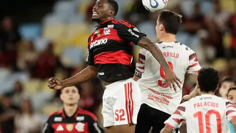 Jugadores de Flamengo y Estudiantes dándolo todo en la cancha | AP