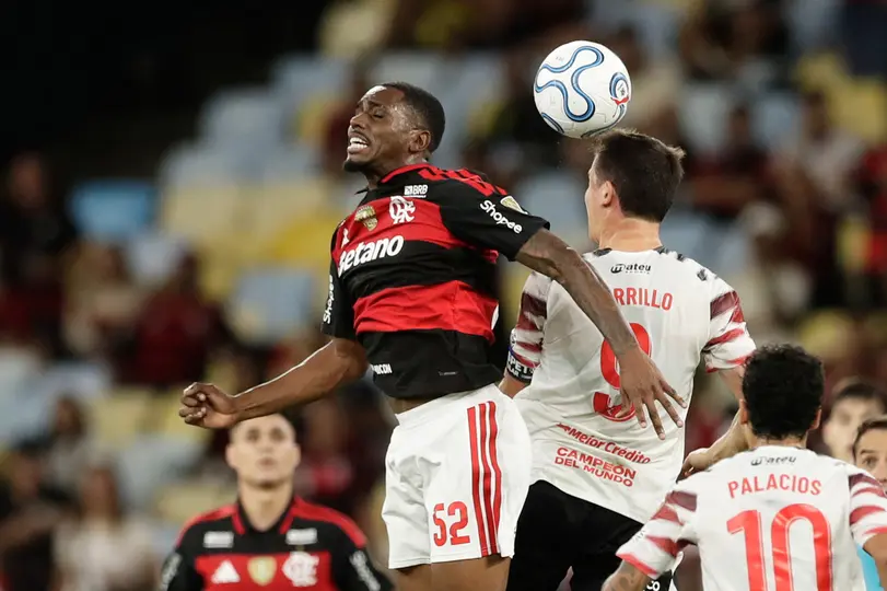 Jugadores de Flamengo y Estudiantes dándolo todo en la cancha | AP