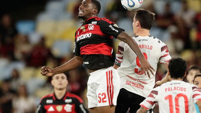 Jugadores de Flamengo y Estudiantes dándolo todo en la cancha | AP