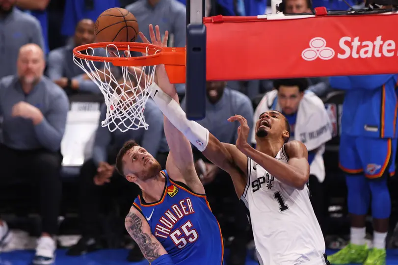 Isaiah Hartenstein y Victor Wembanyama dándolo todo por el dominio del balón | AP