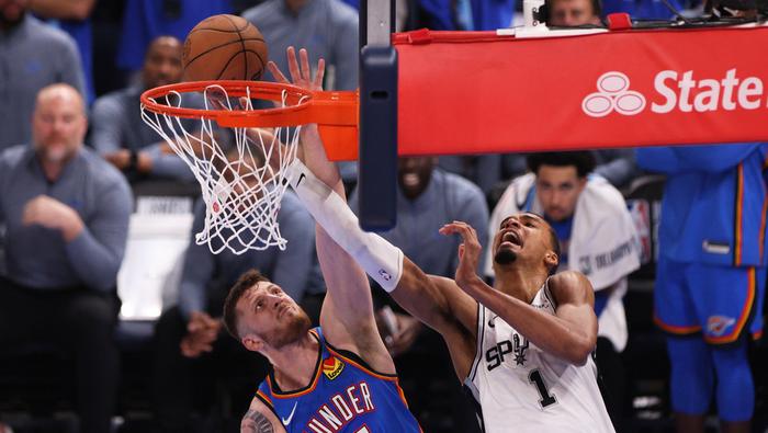 Isaiah Hartenstein y Victor Wembanyama dándolo todo por el dominio del balón | AP