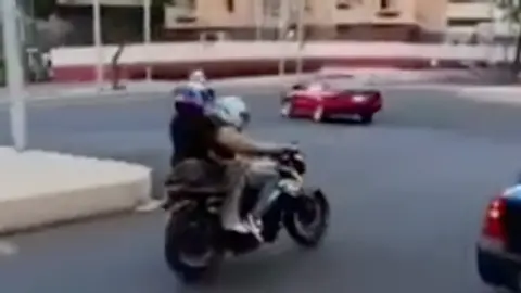 El motociclista huyó del lugar luego de realizar varios disparos mientras conducía por Reforma. /  RS