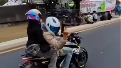 VIDEO: motociclista saca arma y dispara mientras avanza sobre Paseo de la Reforma