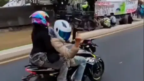 VIDEO: motociclista saca arma y dispara mientras avanza sobre Paseo de la Reforma