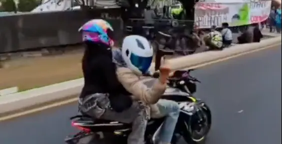El video donde el joven accionó el arma mientras viajaba en motocicleta se viralizó en redes sociales. / RS