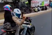 VIDEO: motociclista saca arma y dispara mientras avanza sobre Paseo de la Reforma