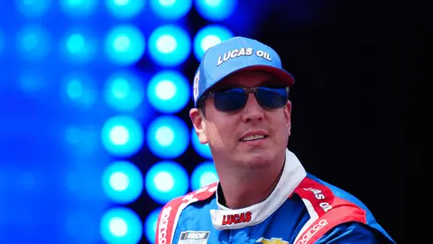 Kyle Busch durante una carrera de NASCAR | AP