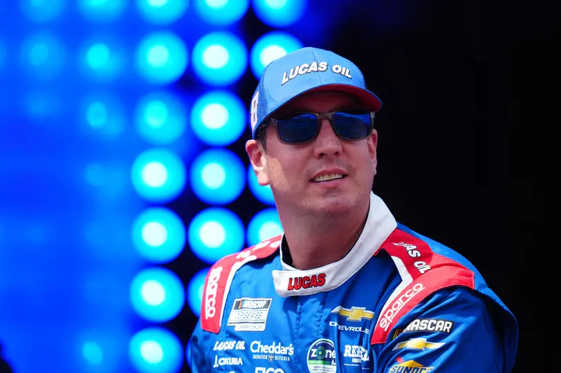 Kyle Busch durante una carrera de NASCAR | AP