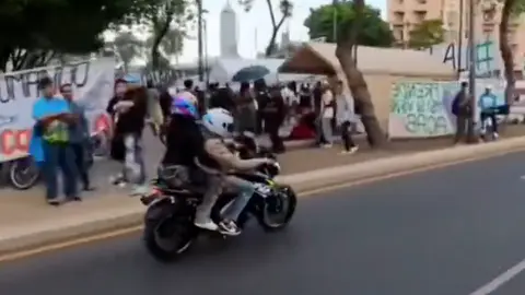 La escena quedó grabada en video y rápidamente se viralizó en redes sociales por el riesgo para peatones y automovilistas. /. RS