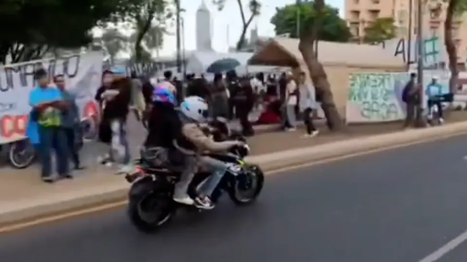 La escena quedó grabada en video y rápidamente se viralizó en redes sociales por el riesgo para peatones y automovilistas. /. RS