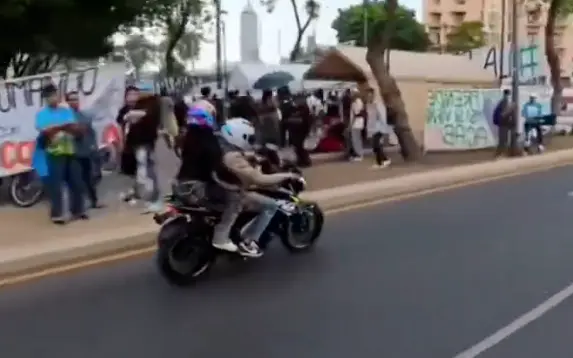 La escena quedó grabada en video y rápidamente se viralizó en redes sociales por el riesgo para peatones y automovilistas. /. RS