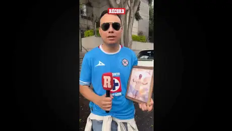 Aficionado de Cruz Azul lleva a la Final contra Pumas fotografía de su papá que ya está en el cielo