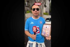 Aficionado de Cruz Azul lleva a la Final contra Pumas fotografía de su papá que ya está en el cielo