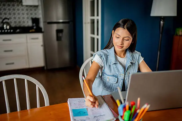 Autoridades educativas implementarán clases virtuales en fechas clave del Mundial 2026. / iStock