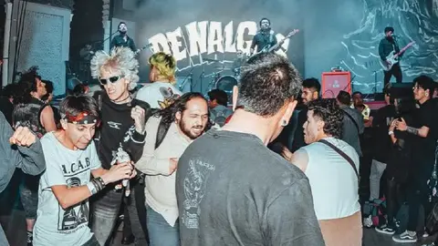 La banda mexicana es conocida dentro de la escena del rock punk / IG: @denalgas