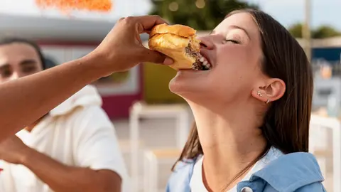 Cada 28 de mayo, restaurantes, cadenas de comida rápida y gente en general celebran el Día de la Hamburguesa / Magnific