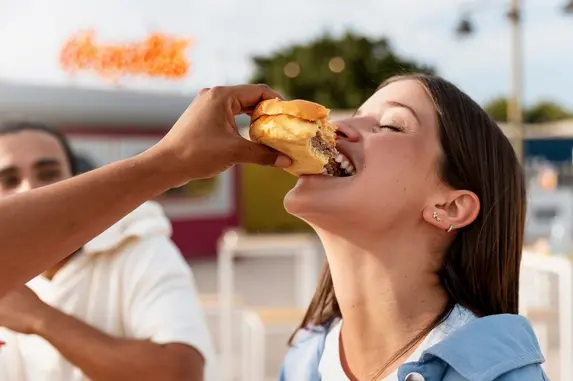 Cada 28 de mayo, restaurantes, cadenas de comida rápida y gente en general celebran el Día de la Hamburguesa / Magnific