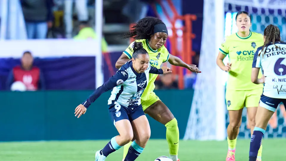 Charlyn Corral de Pachuca peleando el balón ante Washington Spirit | MEXSPORT
