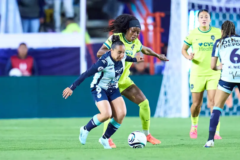 Charlyn Corral de Pachuca peleando el balón ante Washington Spirit | MEXSPORT