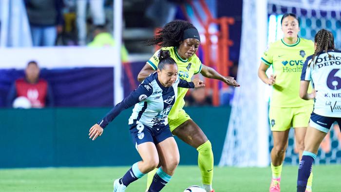 Charlyn Corral de Pachuca peleando el balón ante Washington Spirit | MEXSPORT