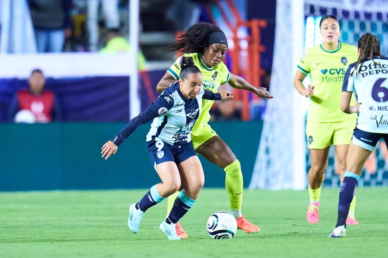 Charlyn Corral de Pachuca peleando el balón ante Washington Spirit | MEXSPORT