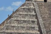 VIDEO: Turistas rompen reglas y suben a la pirámide de Chichén Itzá