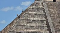 VIDEO: Turistas rompen reglas y suben a la pirámide de Chichén Itzá