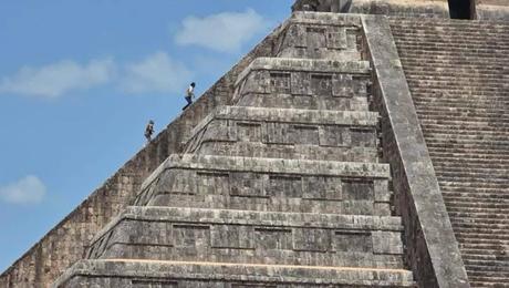 VIDEO: Turistas rompen reglas y suben a la pirámide de Chichén Itzá