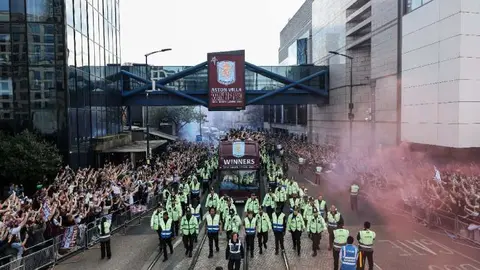 Afición del Aston Villa en festejos del campeón | x:@AVFCOfficial