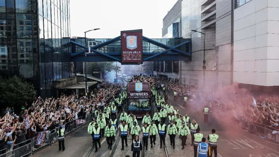 Afición del Aston Villa en festejos del campeón | x:@AVFCOfficial