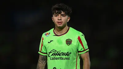 Denzell García renueva con Bravos: ¿Es verdad que negocia con Chivas?
