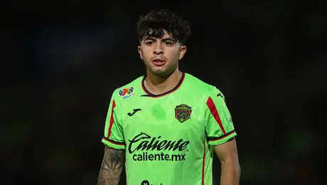 Denzell García renueva con Bravos: ¿Es verdad que negocia con Chivas?
