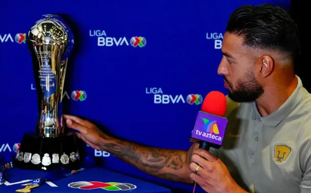 Nathan Silva toca el trofeo de campeón del Clausura 2026 | CAPTURA DE PANTALLA DE TV AZTECA