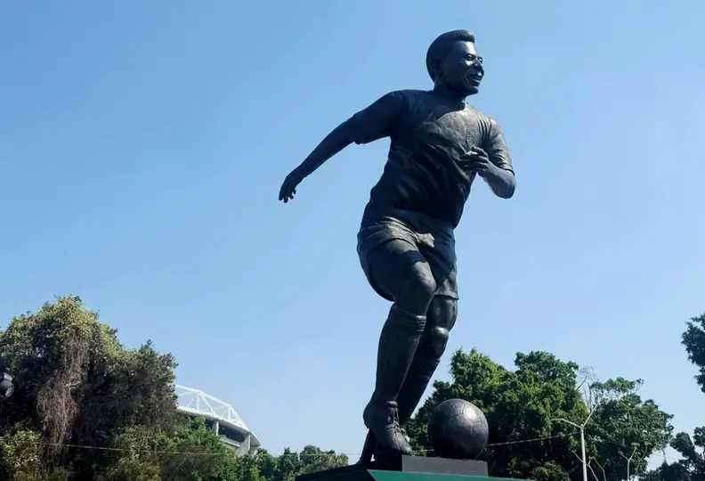 Develaron una estatua de Pele a las afueras del Jalisco | X @EstadioJalisco