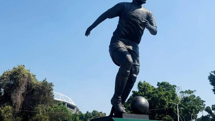 Develaron una estatua de Pele a las afueras del Jalisco | X @EstadioJalisco