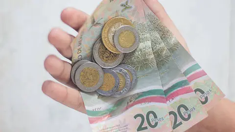 La Condusef alertó que comprar sobres de estampas sin control puede convertirse en un “gasto hormiga”. /iStock
